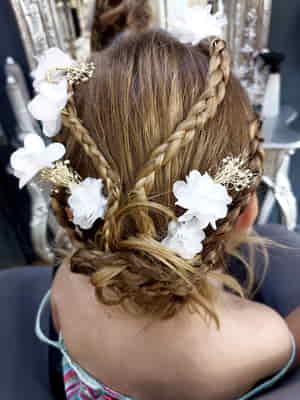 chignon enfant tresses fleurs coiffure mariage