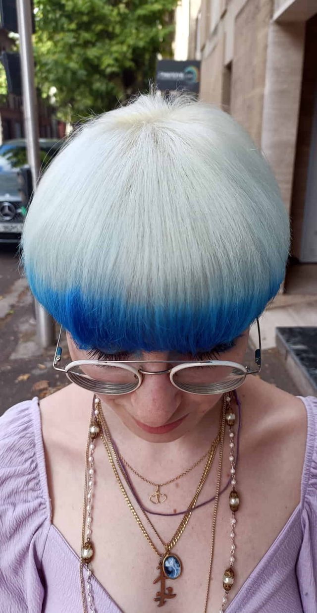 coupe au bol frange bleue coiffeur coloriste aix
