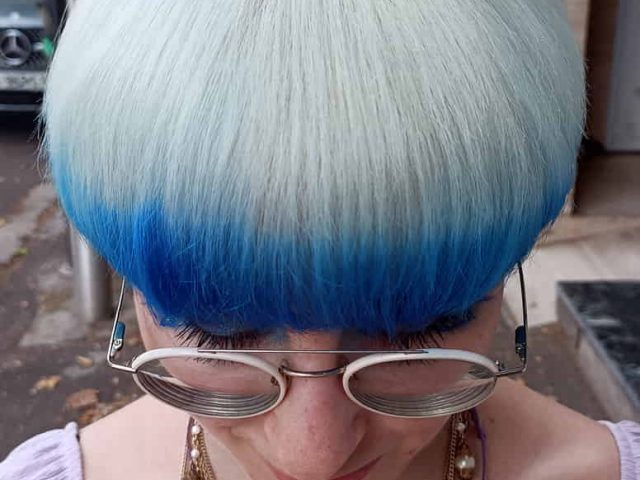 coupe au bol frange bleue coiffeur coloriste aix